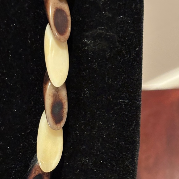 Elegant Two-Tone Necklace ivory - Picture 7 of 7